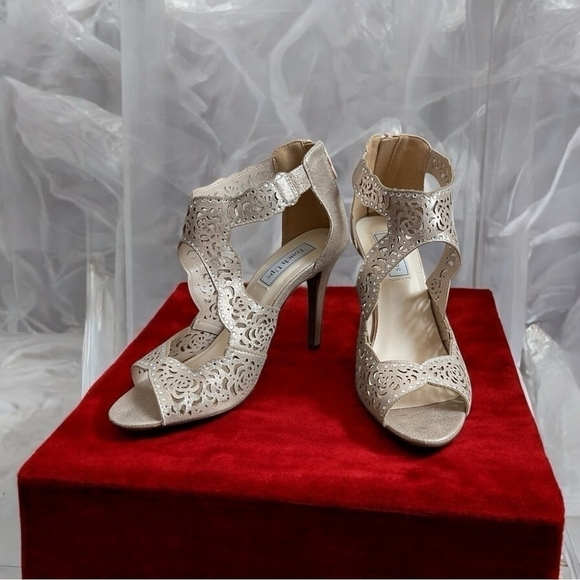 Touch Ups Margot Gold Beige Perforated Heeled Sandals Women’s Size 8.5 - Picture 1 of 9